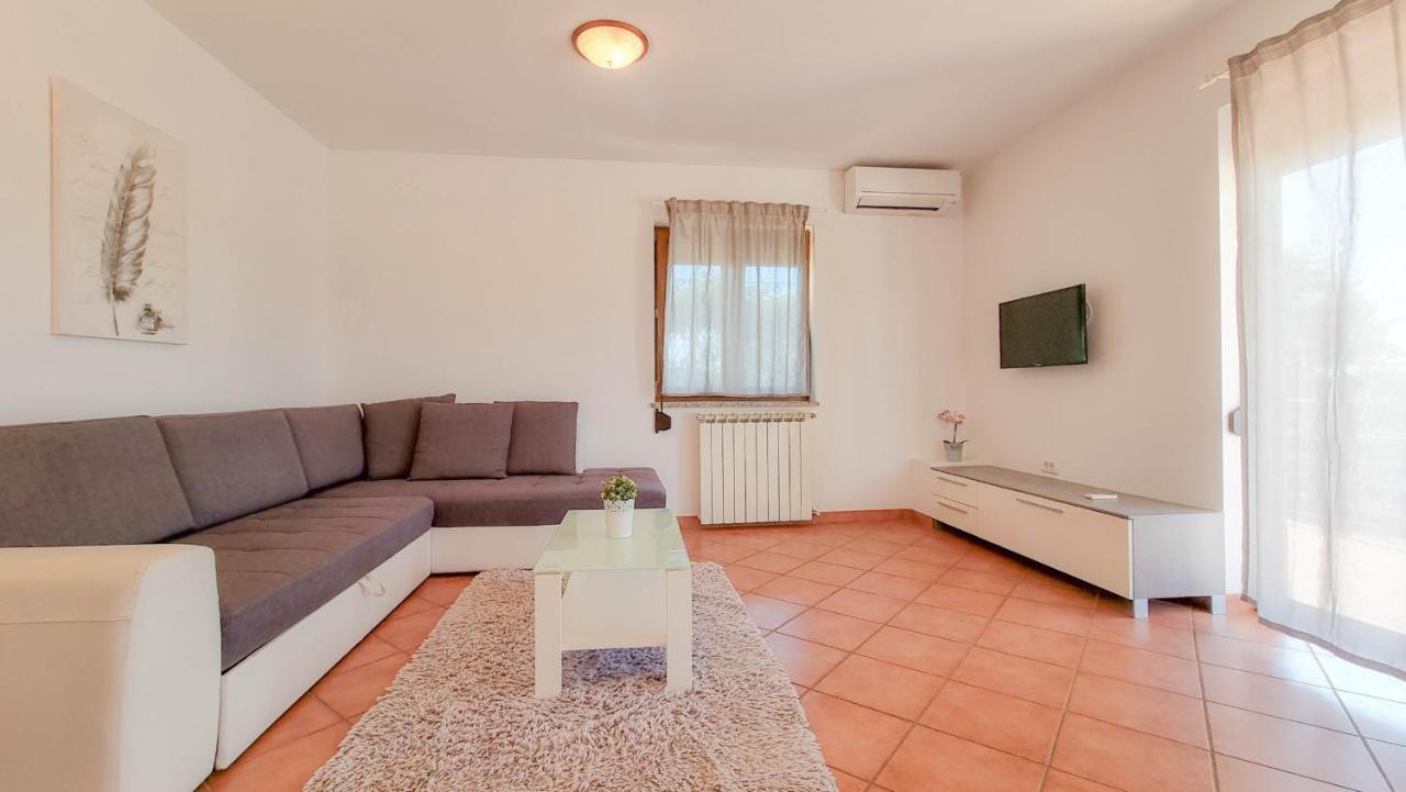 Apartment Dani A2+2 *